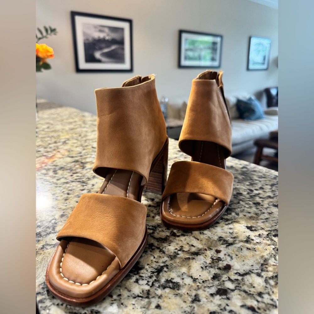 Tan Sofft comfort Women's Block heel Sandals. Sz 7